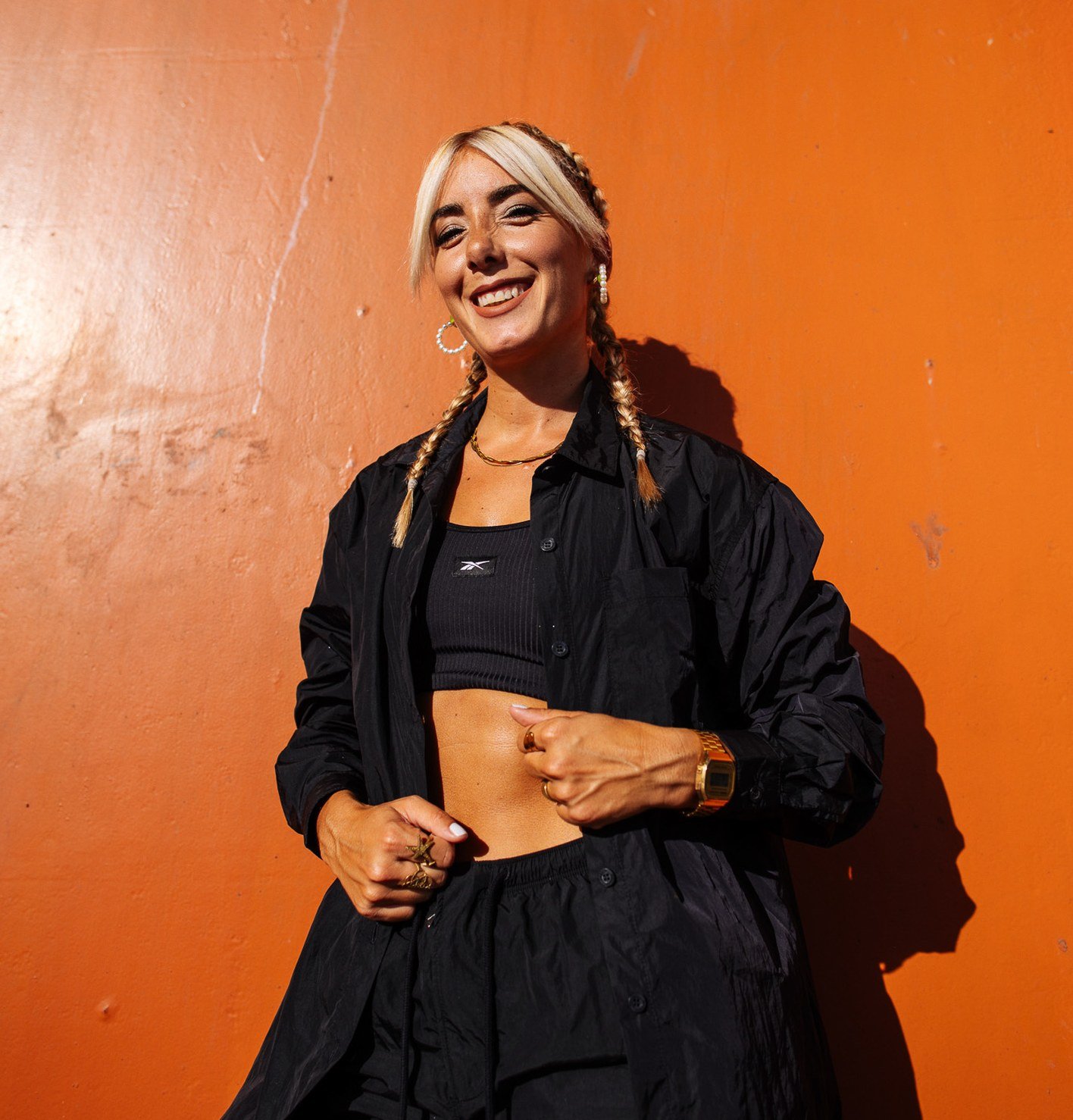 Anja Stefanović ispred narandžastog zida